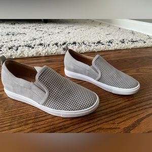 CASLON slides, grey, NWT 7.5